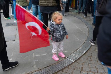 Cankaya, Ankara, Türkiye - 19 Mayıs 2022: Küçük Türk kızı Türk bayrağı sallıyor.