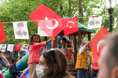 Cankaya, Ankara, Türkiye - 19 Mayıs 2022: Küçük Türk kızı Türk bayrağı sallıyor.