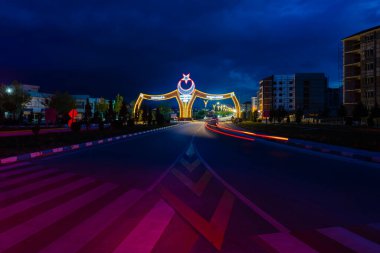 Emirdağ, Afyonkarahisar, Türkiye - 5 Mayıs 2022: Kentin ismi ile kente girişin uzun pozlama manzarası