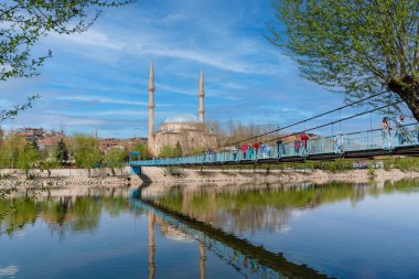 Avanos, Nevsehir, Türkiye - 24 Nisan 2022: Camii ile Kızıl Nehir 'in (Kizilmak) manzarası. Avanos, Türkiye 'nin Merkez Anadolu bölgesinde bir ilçedir.