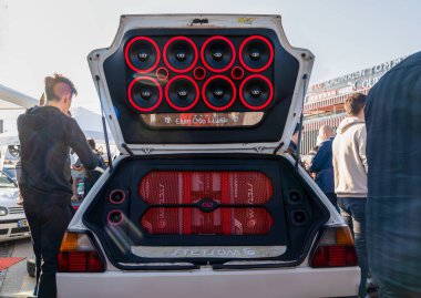 Ankara, Türkiye - 09 Ekim 2021: Arabadaki ses sistemi