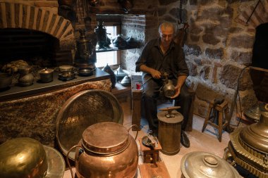 Ankara, Türkiye - 26 Mart 2022: Bakır demirci heykeli bakır sürahi yapıyor.