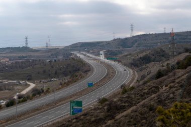 Golbasi, Ankara, Türkiye - 26 Şubat 2022: Tepeler arasında otoyol.