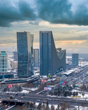 Ankara, Türkiye-Janury 25-2022: Mevlana Bulvarı (Konya Yolu) ve İsmet Inonu Bulvarı 'nın kesiştiği noktada panoramik Ankara manzarası. Dikey görünüm.