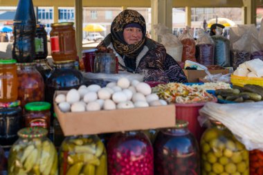 Shamakhi, Azerbaycan - 07 Ocak 2022 - Kafası örtülü yerel market satıcısı kadın.