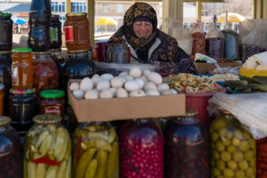 Shamakhi, Azerbaycan - 07 Ocak 2022 - Yerel pazar satıcısı kadın altın dişleriyle dikkat çekiyor.