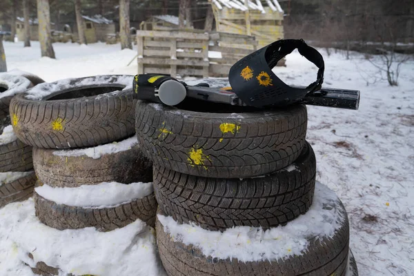 Сніговий День Гравець Пейнтбол Кинув Пістолет Маску Автомобільні Шини Використовуються — стокове фото