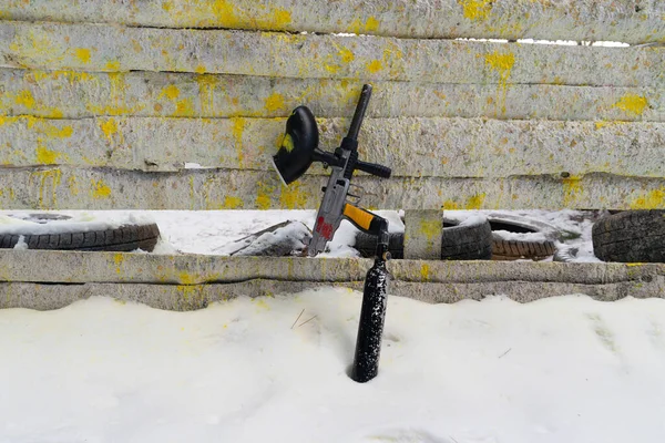 Odpoczywający Gracz Paintballa Oparł Broń Drewnianego Strażnika Śnieżny Dzień — Zdjęcie stockowe