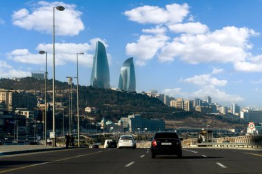 Bakü, Azerbaycan - 09 Ocak 2022 - Şehir merkezinde trafik ve arka planda alev kuleleri