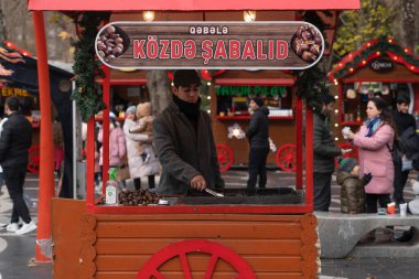 Bakü, Azerbaycan - Ocak 03 2022 - Satıcıyla kızarmış kestane arabası