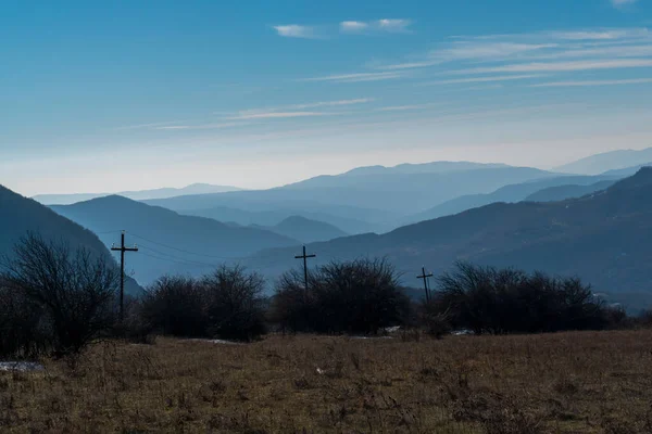 山的轮廓与交叉形状的电线杆 Shamakhi 阿塞拜疆 — 图库照片