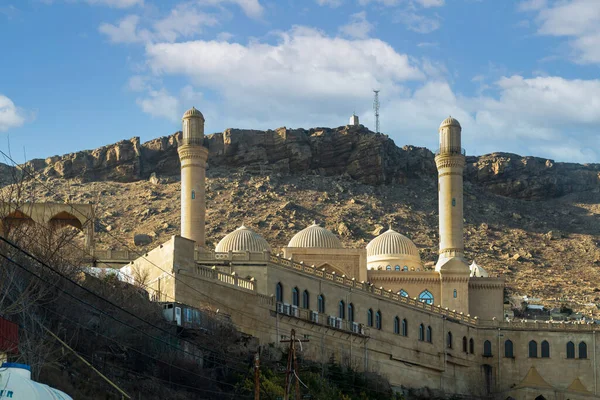 Bakü, Azerbaycan - 09 Ocak 2022-Bibi Heybat Camisi Arkasında kayalık tepe ve bulutlu gökyüzü