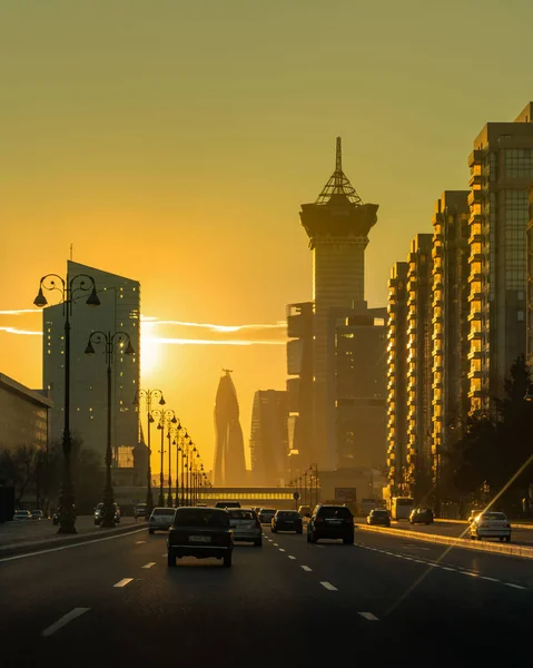 Bakü, Azerbaycan - Ocak 03 2022 - Akşam saatlerinde şehir merkezine yapılan trafiğin dikey görüntüsü