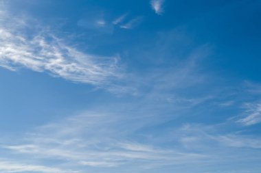 Mavi gökyüzü güneşli bir günde beyaz bulutlar ile.