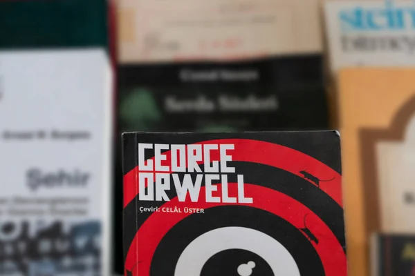 Ankara, Türkiye - 05 Aralık 2021: George Orwell hakkındaki kitap bit pazarında satışta.