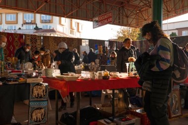 Ankara, Türkiye - 21 Kasım 2021: Müşteri ve satıcılarla bir bit pazarına (Türkçe antika pazari) bakmak.