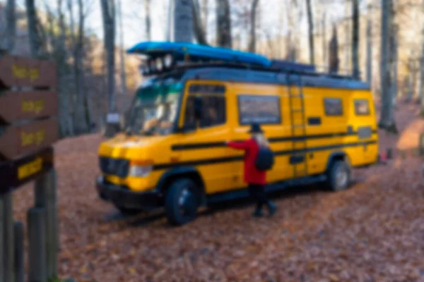 Ofokuserad Suddig Orange Färgad Husvagn Parkerad Skog Med Kvinna — Stockfoto