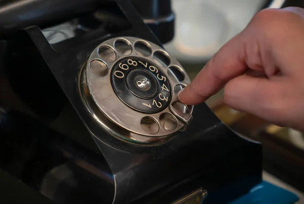 Altes Schwarzes Telefon Mit Weiblichen Fingern — Stockfoto