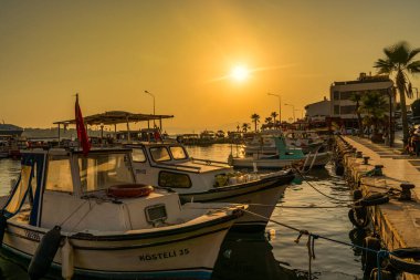 Cesme, İzmir, Türkiye - 25 Ağustos 2021: Günbatımında tekneler