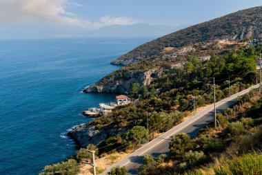 Ege Denizi kıyısında denize dik tepelerin arasında yer alan güzel bir villa. Kusadasi, Aydın, Türkiye.