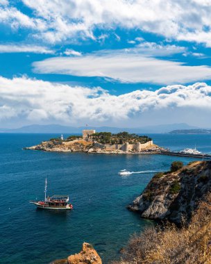 Kusadasi, Türkiye - 23 Ağustos 2021: Pigeon Island Castle, (Türkçe Guvercinada kalesi) turistik bir merkezdir..