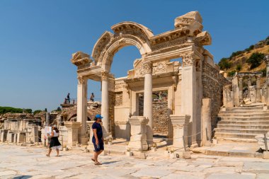 Efes, İzmir, Türkiye - 23 Ağustos 2021: Güneşli bir yaz gününde antik Efes kentindeki Hadrian harabeleri tapınağı.