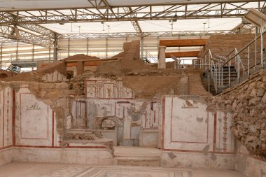 Efes, İzmir, Türkiye - 23 Ağustos 2021: Arkeoloji sahasından Teras Evleri 'ne bakın (Yamac Evler Türkçe)