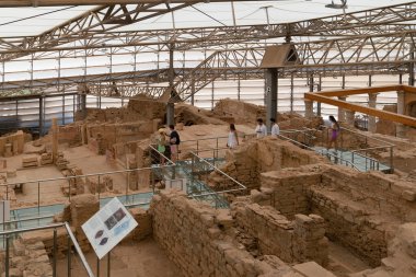 Efes, İzmir, Türkiye - 23 Ağustos 2021: Arkeoloji sahasından Teras Evleri 'ne bakın (Yamac Evler Türkçe).