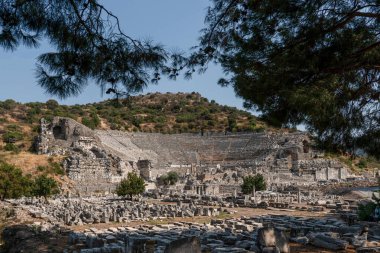 Efes antik kent kalıntılarında Büyük veya Büyük Tiyatro, Türkiye'nin Selçuk yakınlarındaki mavi gökyüzü kopya alanı ile.