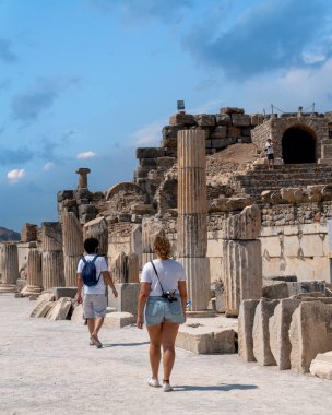 Eski Efes şehrinde gezen turist çiftler.