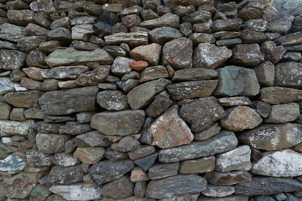 Muro Pietra Realizzato Con Rocce Senza Cemento Struttura Unica Può — Foto Stock