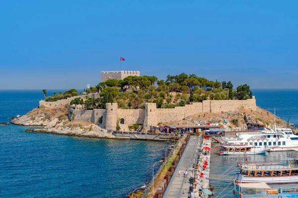 Kusadasi, Türkiye - 23 Ağustos 2021: Pigeon Island Castle, (Türkçe Guvercinada kalesi) turistik bir merkezdir..