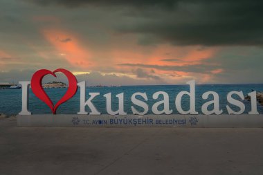 Kusadasi, Türkiye - 22 Ağustos 2021: Dev 3D harflerle Kusadasi Şehri 'nin sahil kenti.