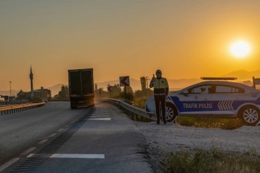 Sivrihisar, Eskisehir, Türkiye - 16 Ağustos 2021: İnsanları trafik kurallarına uymaya zorlayan sahte karton polis ve araba.