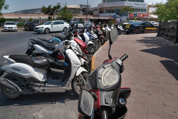 Кушадасы Айдын Турция Августа 2021 Года Многие Мотоциклы Паркуются Улице — стоковое фото