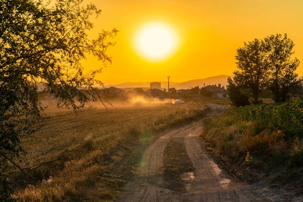 Een Onverharde Weg Het Platteland Zonsondergang Achter — Stockfoto