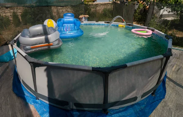 庭の青いプラスチック製のプール — ストック写真