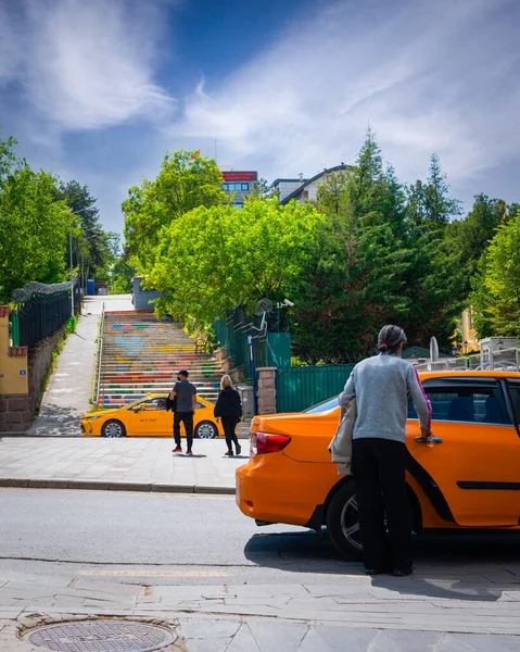 Ankara Turcja Maja 2021 Kobieta Klient Wsiada Taksówki Innymi Taksówkami — Zdjęcie stockowe
