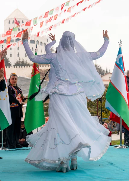 Άγκυρα Τουρκία Μαρτίου 2021 Αζερικές Γυναίκες Χορεύουν Τοπική Ενδυμασία — Φωτογραφία Αρχείου