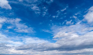 Mavi gökyüzü güneşli bir günde beyaz bulutlar ile.