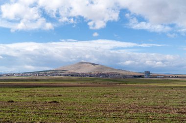 Emirdağ, Afyonkarahisar, Türkiye-24 Ocak 2021: Adacal Hill üzerinde dramatik beyaz bulutlar.