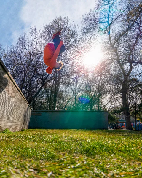 アンカラ トルコ 3月13 2021 公園でトリックを実行するフリーランナーの男のシルエット パルクール フリーランニング ユース スポーツ ライフスタイルのコンセプト — ストック写真
