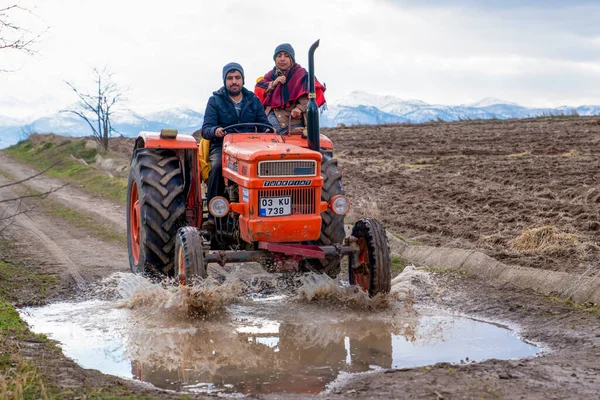 Emirdag Afyonkarahisar Turecko Leden 2021 Starý Oranžový Traktor Zemské Silnici — Stock fotografie