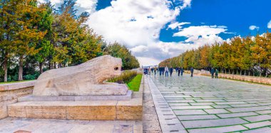Ankara / Türkiye - 10 Mart 2019: Anitkabir 'deki Aslanlar Yolu' nda ziyaretçiler