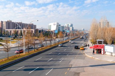 Ankara, Türkiye - 31 Aralık 2020: Dumlupinar Bulvarı 'nda otoyolda yoğun trafik