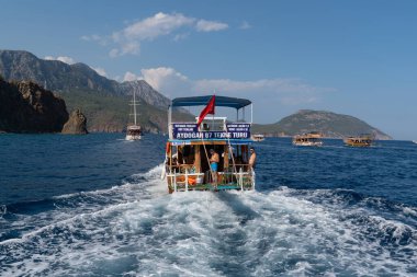 Adrasan, Antalya / Türkiye-25 Eylül 2020: Turistleri taşıyan tekneler grup olarak Akdeniz 'e seyahat ediyor.
