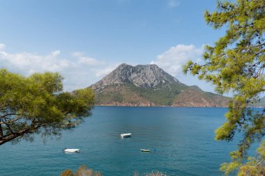 Adrasan sahilinin uzun sahili - Adrasan plajı Antalya 'nın en popüler plajlarından biridir - Antalya, Türkiye