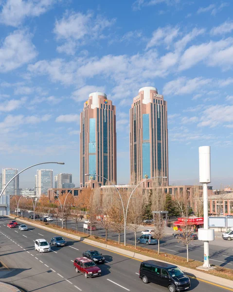 Ankara, Türkiye - 31 Aralık 2020: Dumlupinar Bulvarı 'nda otoyolda yoğun trafik