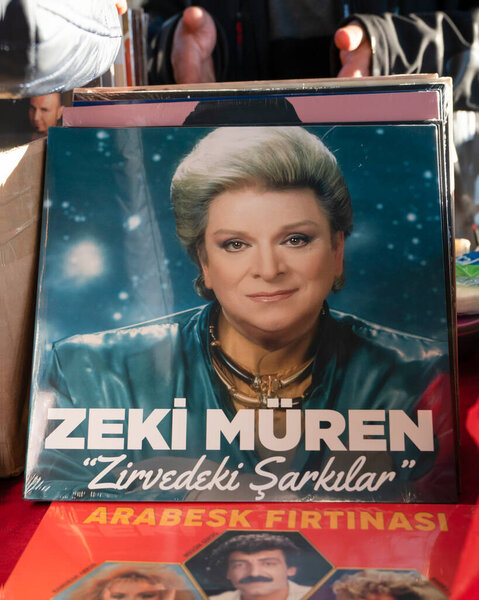 Анкара / Турция-1 ноября 2020: Старый альбом турецкого музыканта Зеки Мурена или диск на блошином рынке