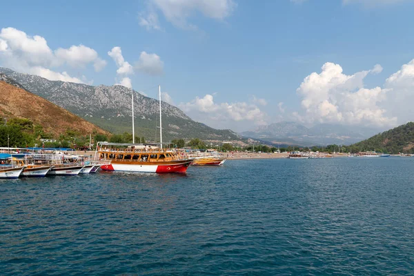 Adrasan, Antalya / Türkiye-25 Eylül 2020: Turizm tekneleri turistleri sahilde bekliyor.